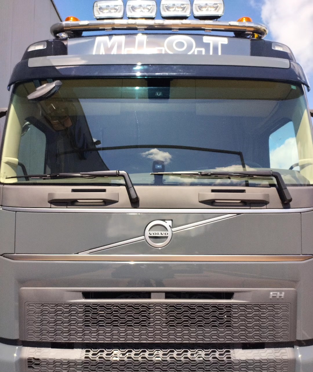 Pose stickers casquette Camion
#publicité #cover #marquagevehicule