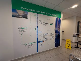 🌊♻️ Quand l’impression grand format sert la circularité.
Nouvelle réalisation pour **Arkema** : un vinyle mural de **3 m × 2,5 m** qui raconte le chemin du recyclage des composites, du déchet au nouveau matériau, avec le message « Powering the move toward true circularity ».
Recyclage mécanique, recyclage chimique, upcycling… tout le parcours est illustré sur le mur, avec des visuels nautiques qui rappellent où finissent ces matériaux.
Un projet exigeant : lisibilité des schémas, précision des logos partenaires, fidélité des couleurs, pose soignée. 💪
📩 Un mur à habiller ? Un message à faire passer ? Parlons-en !
#Arkema #VinylMural #ImpressionGrandFormat #DécorationMurale #Signalétique